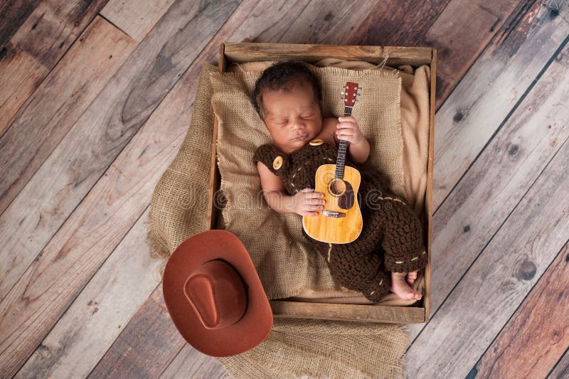 Foto de Menina De Bebê Recémnascido Vestindo Fantasia De Sereia e mais  fotos de stock de Bebê - iStock