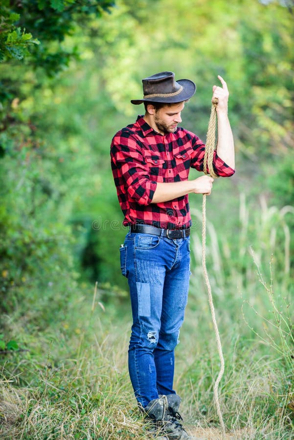 Vaquero En El Campo. Hombre Con Sombrero Para SostÃ©n. Ocupaciones De  Rancho. Herramienta Lasso. Vaquero Americano. Lasso Atado En Foto de  archivo - Imagen de propietario, barbudo: 158077464