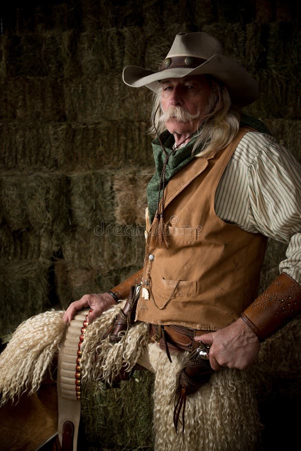 Vaquero occidental auténtico con el chaleco, el sombrero de vaquero y el retrato de cuero de la bufanda imagenes de archivo Vaquero occidental auténtico con el chaleco, el sombrero de vaquero y el retrato de cuero de la bufanda imagenes de archivo