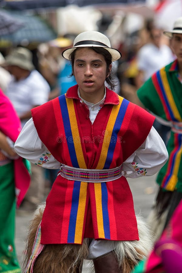 Varón Indígena En La Ropa Colorida Ecuador Imagen de archivo editorial -  Imagen de colorido, gente: 98282729