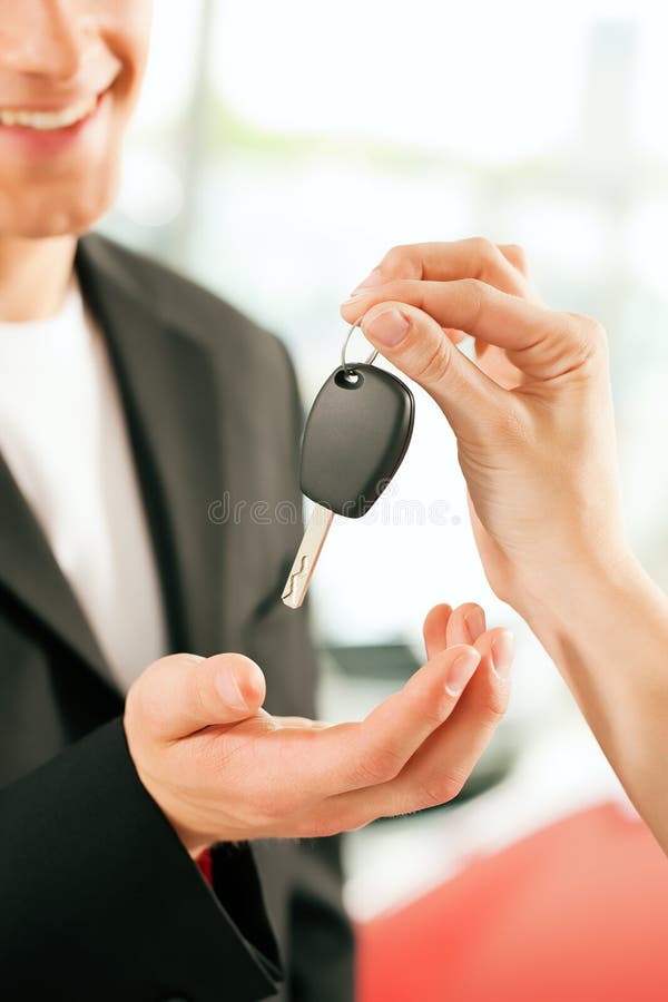 vara köpande bil given key man arkivfoto vara köpande bil given key man arkivfoto