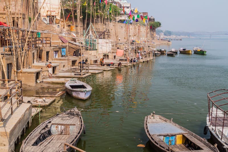 VARANASI, INDIA - OCTOBER 25, 2016: View of a Ghat riverfront steps of sacred river Ganges in Varanasi, Ind royalty free stock photography VARANASI, INDIA - OCTOBER 25, 2016: View of a Ghat riverfront steps of sacred river Ganges in Varanasi, Ind royalty free stock photography