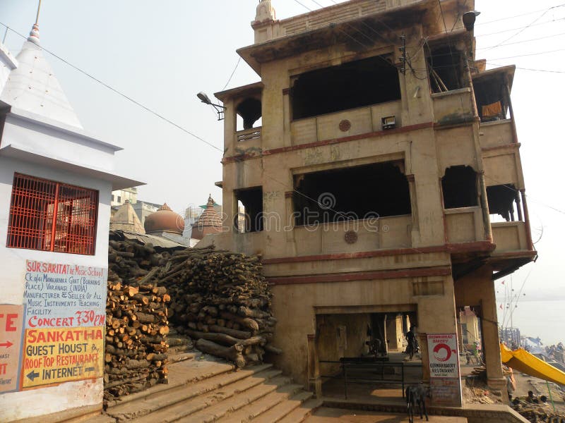 Varanasi, uttar pradesh, Inde - 2 novembre 2009 vieux édifices hauts et temple chez Manikarnika Ghat photos libres de droits Varanasi, uttar pradesh, Inde - 2 novembre 2009 vieux édifices hauts et temple chez Manikarnika Ghat photos libres de droits