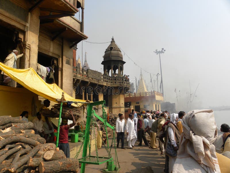 Varanasi, Uttar Pradesh, Índia - 1º de novembro de 2009 os povos recolheram em terras da cremação em Manikarnika Ghat imagens de stock Varanasi, Uttar Pradesh, Índia - 1º de novembro de 2009 os povos recolheram em terras da cremação em Manikarnika Ghat imagens de stock