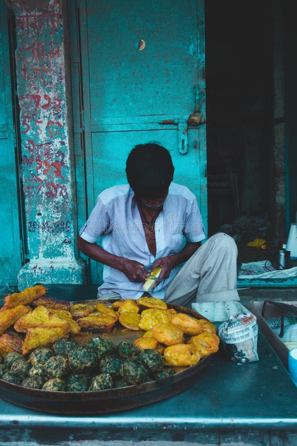 Varanasi, Índia, 17 de novembro de 2019/Homem indiano cortando vegetais para fazer samosa frita e picadas de vegetais Mercado de fotografia de stock Varanasi, Índia, 17 de novembro de 2019/Homem indiano cortando vegetais para fazer samosa frita e picadas de vegetais Mercado de fotografia de stock