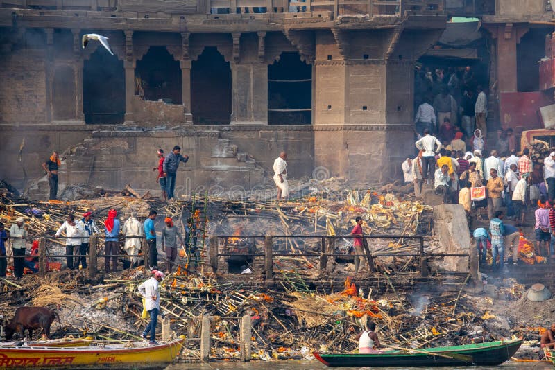 Varanasi, Índia, 16 de novembro de 2019 / Pira de cremação hindusta em Manikarnika Ghat, em frente ao rio Ganges em Varanasi, Índ fotografia de stock Varanasi, Índia, 16 de novembro de 2019 / Pira de cremação hindusta em Manikarnika Ghat, em frente ao rio Ganges em Varanasi, Índ fotografia de stock