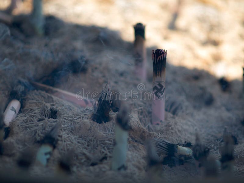 Varas ardentes do incenso da religião xintoísmo tradicional no fam imagens de stock Varas ardentes do incenso da religião xintoísmo tradicional no fam imagens de stock