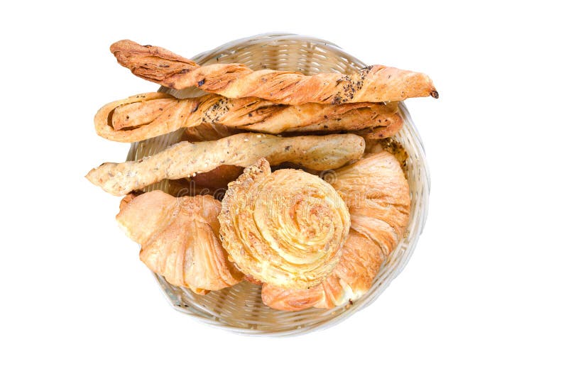Varas de pão do tomate, croissant e um bolo em uma placa de madeira no fundo branco fotos de stock royalty free Varas de pão do tomate, croissant e um bolo em uma placa de madeira no fundo branco fotos de stock royalty free