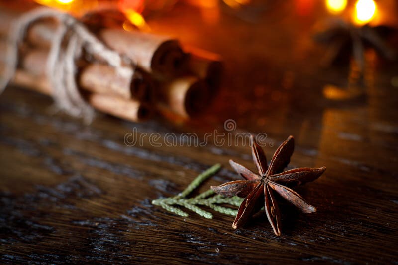 Varas do anis e de canela em uma tabela de madeira com destaque colorido fotografia de stock Varas do anis e de canela em uma tabela de madeira com destaque colorido fotografia de stock