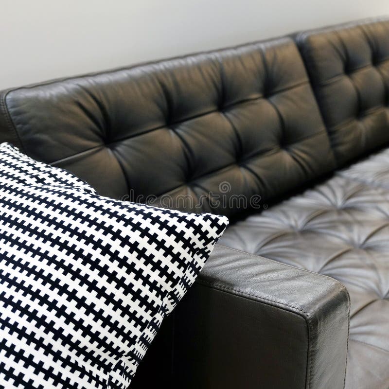 Vardagsruminre, mörkerlädersoffa med den mjuka kudden arkivfoto Vardagsruminre, mörkerlädersoffa med den mjuka kudden arkivfoto