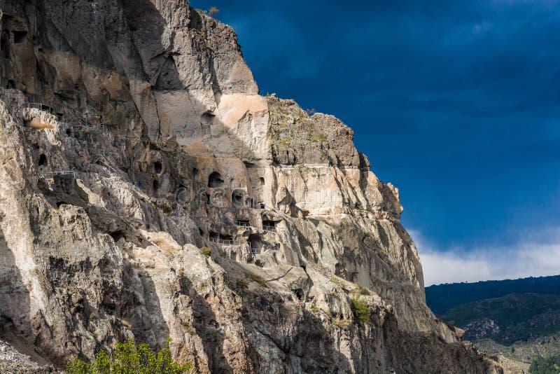 Vardzia, Georgia - 8. Mai 2017 Berühmtes Höhlenkloster mit überraschender Ansicht zum Tal lizenzfreies stockfoto Vardzia, Georgia - 8. Mai 2017 Berühmtes Höhlenkloster mit überraschender Ansicht zum Tal lizenzfreies stockfoto