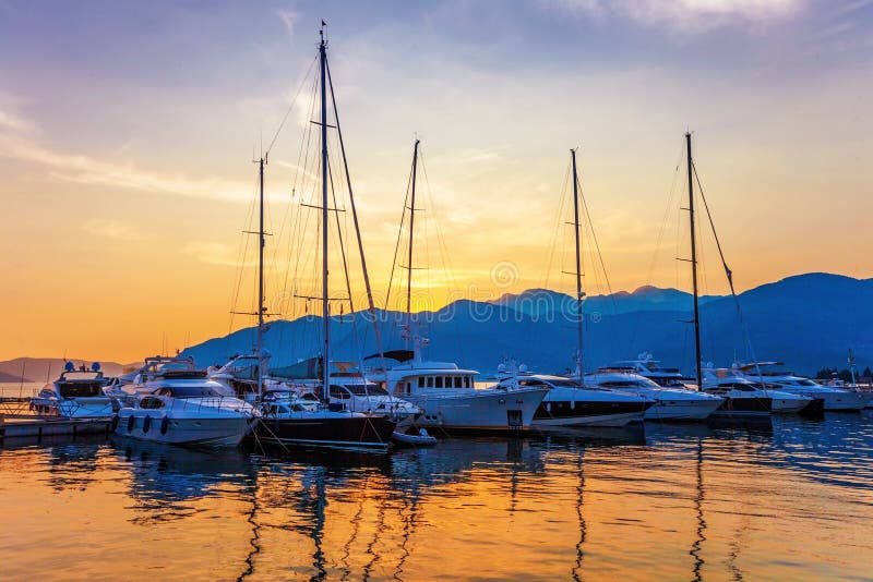 Varende boten in jachthaven bij zonsondergang. stock afbeelding Varende boten in jachthaven bij zonsondergang. stock afbeelding