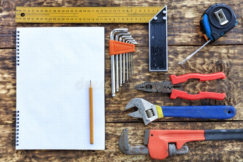 Vari attrezzi per bricolage e blocco note in bianco con la matita su vecchio fondo di legno fotografie stock Vari attrezzi per bricolage e blocco note in bianco con la matita su vecchio fondo di legno fotografie stock