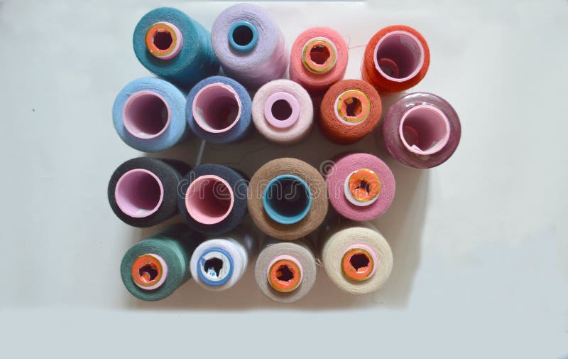 Vari fili colorati per la fabbrica del panno, tessitura, produzione del tessuto, industria dell'abbigliamento fotografia stock Vari fili colorati per la fabbrica del panno, tessitura, produzione del tessuto, industria dell'abbigliamento fotografia stock