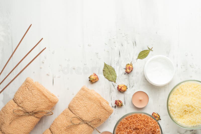 Vari prodotti dei cosmetici di bellezza e della stazione termale isolati su fondo bianco Concetto di bellezza e di rilassamento immagini stock libere da diritti Vari prodotti dei cosmetici di bellezza e della stazione termale isolati su fondo bianco Concetto di bellezza e di rilassamento immagini stock libere da diritti