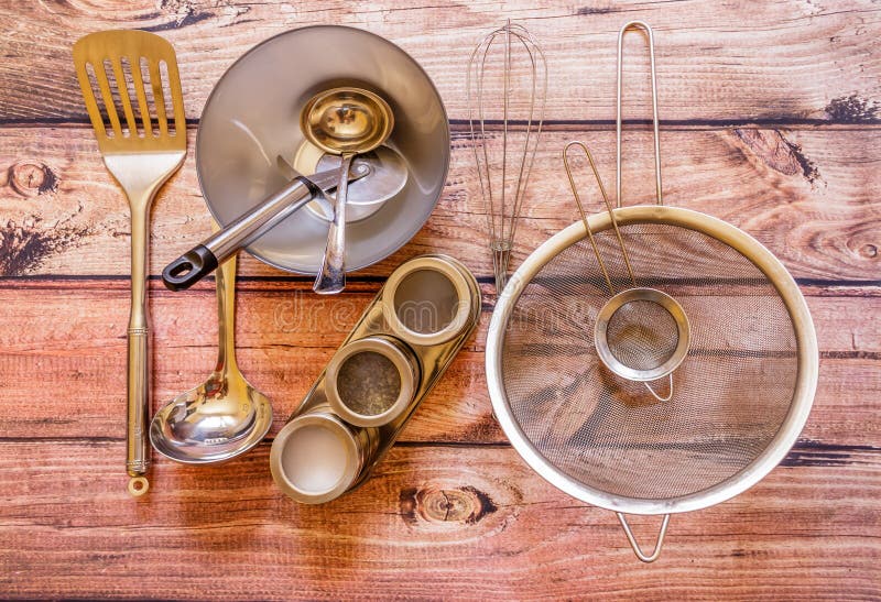 Vari utensili della cucina del metallo su fondo di legno, vista superiore fotografia stock Vari utensili della cucina del metallo su fondo di legno, vista superiore fotografia stock