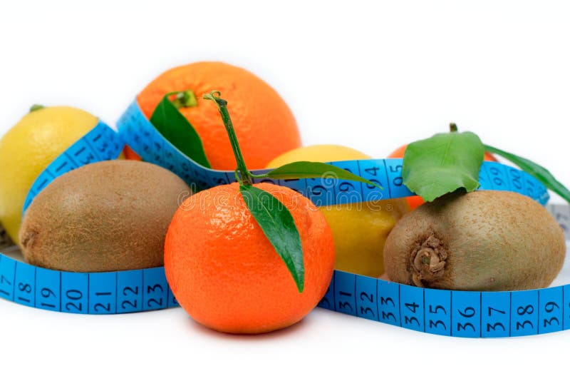 Varia frutta avvolta intorno ad un nastro fotografia stock libera da diritti Varia frutta avvolta intorno ad un nastro fotografia stock libera da diritti