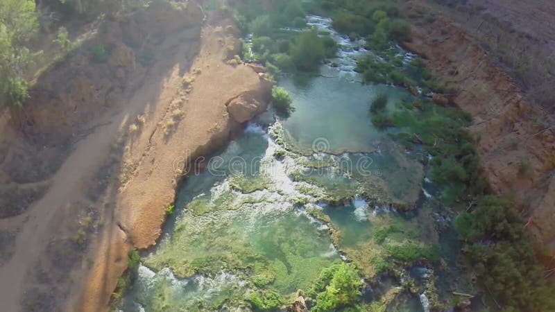Varias cascadas en el gran cañón en otoño soleado almacen de video