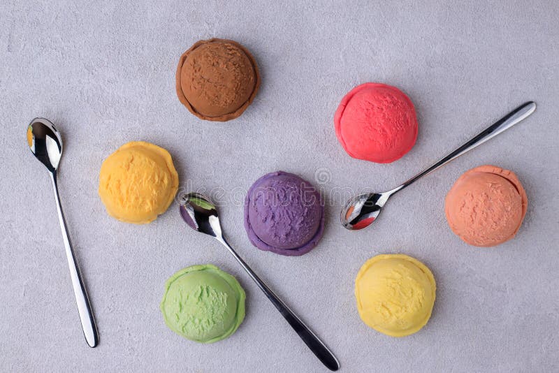 Varias helados con sabor sobre mesa de piedra imagen de archivo libre de regalías