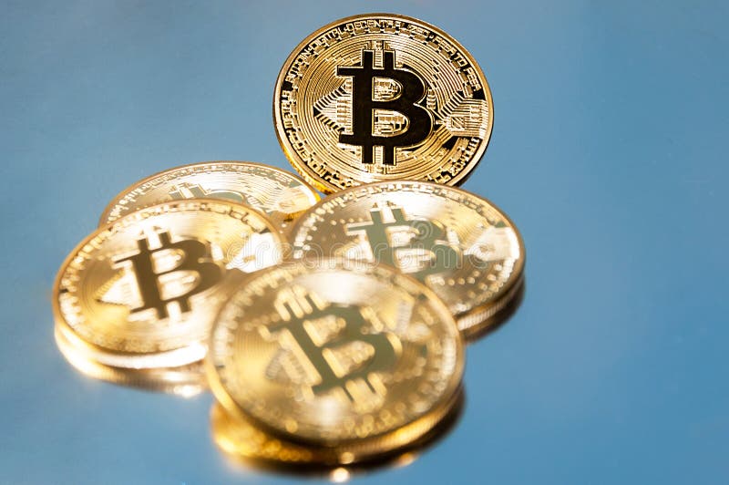 Varias monedas de bitcoins mienten en el teclado Resplandor brillante, entonando y empañando El concepto de moneda crypto foto de archivo Varias monedas de bitcoins mienten en el teclado Resplandor brillante, entonando y empañando El concepto de moneda crypto foto de archivo