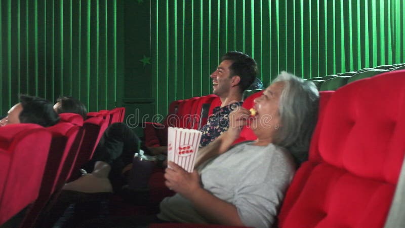 A varias personas les gusta ver cine divertido en cines.