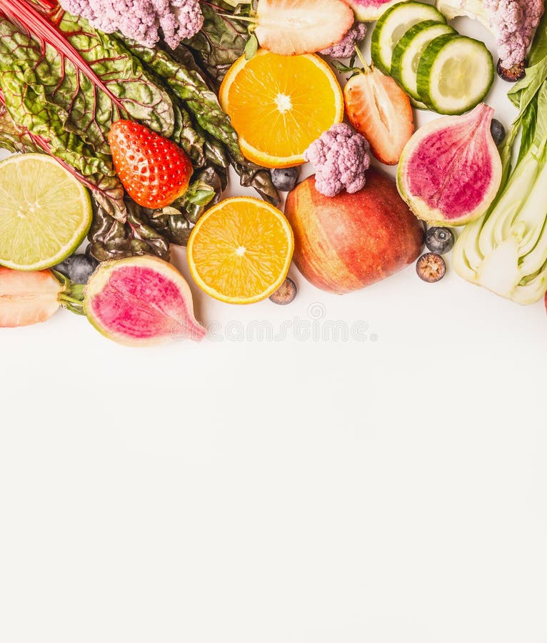 Variation av nya färgrika frukter och grönsaker på vit bakgrund, bästa sikt, gräns royaltyfria bilder