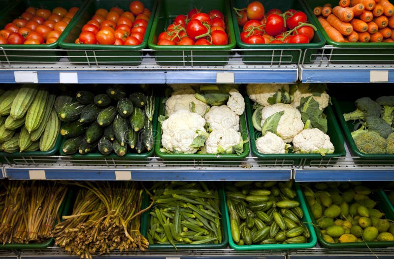 Variation av nya grönsaker på skärm i livsmedelsbutik