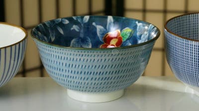 https://thumbs.dreamstime.com/b/variazione-delle-ciotole-ceramica-giapponesi-leiden-holland-febbraio-di-azzurre-una-fila-210326364.jpg?w=400