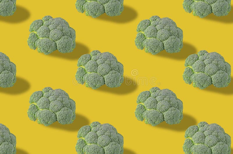 Variazione vivida di ortaggi freschi su fondo colorato fotografia stock libera da diritti
