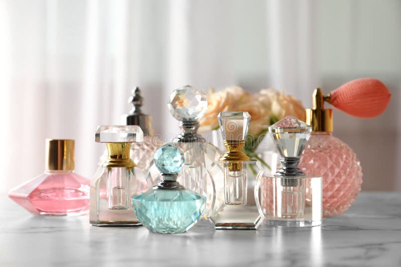 Varie bottiglie di profumo sul tavolo immagine stock