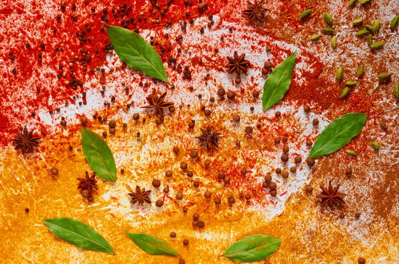 Varie spezie ed erbe indiane aromatiche sul tavolo da cucina: l'anice stellato, zafferano, curcuma, baia va, paprica Spezie vario fotografia stock Varie spezie ed erbe indiane aromatiche sul tavolo da cucina: l'anice stellato, zafferano, curcuma, baia va, paprica Spezie vario fotografia stock