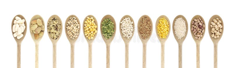 Variedad de legumbres y de arroces crudos en las cucharas - fondo blanco fotografía de archivo Variedad de legumbres y de arroces crudos en las cucharas - fondo blanco fotografía de archivo