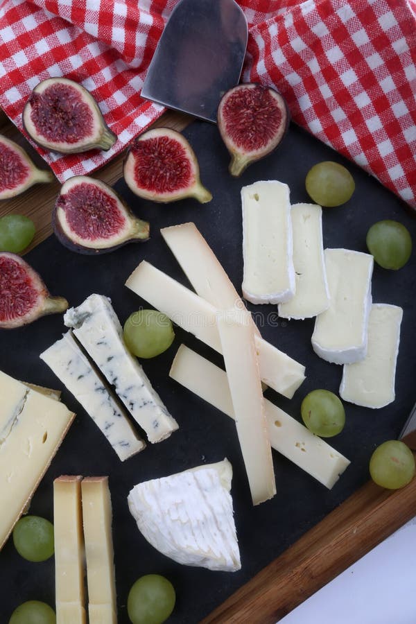 Variedad De Tabla De Quesos Con Uvas E Higos Foto de archivo Imagen