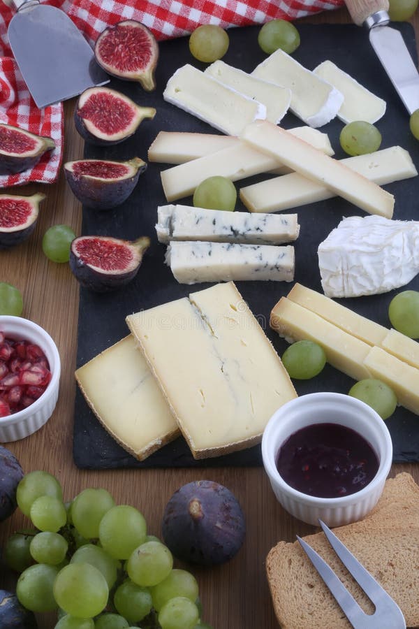 Variedad De Tabla De Quesos Con Uvas E Higos Imagen de archivo Imagen