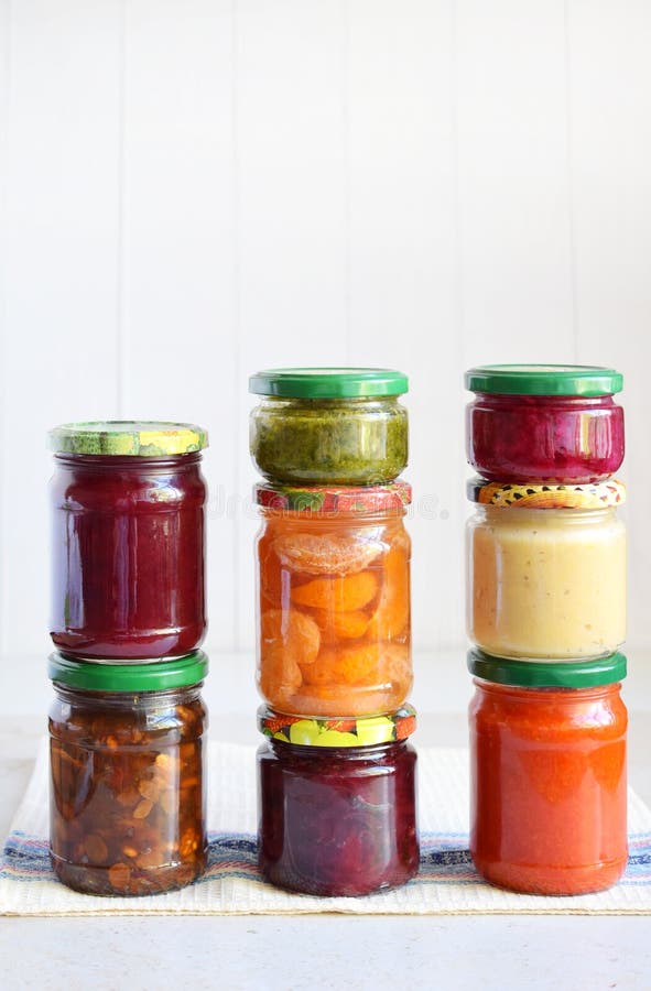 Variedade de alimento preservado nos frascos de vidro - salmouras, doce, doce de fruta, molhos, ketchup Preservando vegetais e fr fotografia de stock royalty free Variedade de alimento preservado nos frascos de vidro - salmouras, doce, doce de fruta, molhos, ketchup Preservando vegetais e fr fotografia de stock royalty free