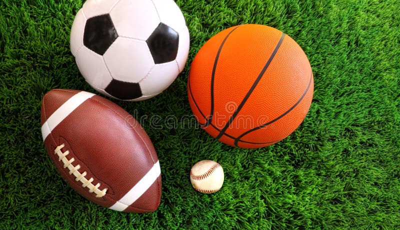 Variedade de esferas do esporte na grama