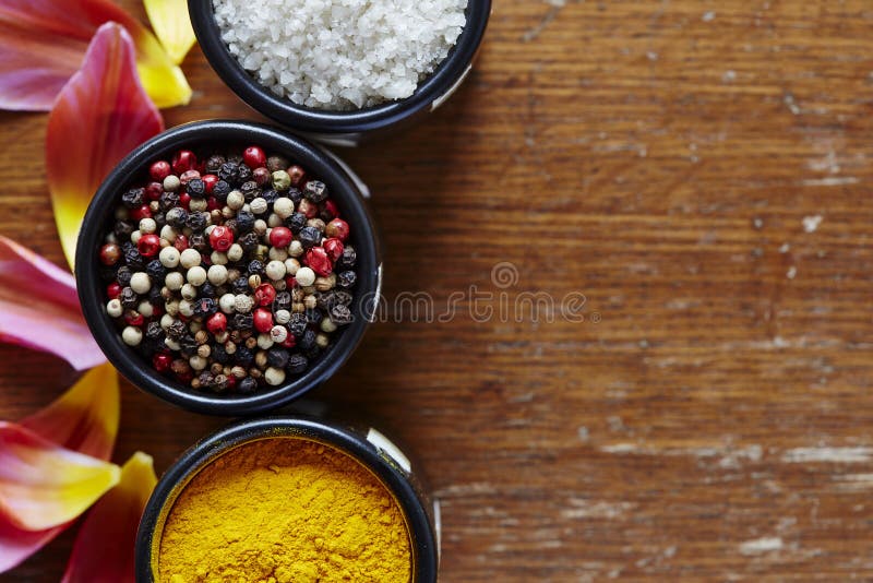 Variedade de especiarias na atmosfera colorida da cozinha foto de stock Variedade de especiarias na atmosfera colorida da cozinha foto de stock