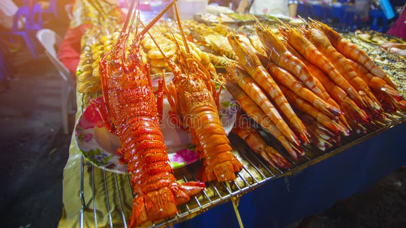 Variedade de marisco grelhado no mercado da noite de Kota Kinabalu em Kota imagem de stock Variedade de marisco grelhado no mercado da noite de Kota Kinabalu em Kota imagem de stock