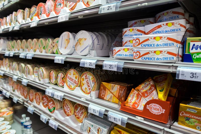 Variedade de queijos diferentes no supermercado do alimento de França imagens de stock royalty free Variedade de queijos diferentes no supermercado do alimento de França imagens de stock royalty free