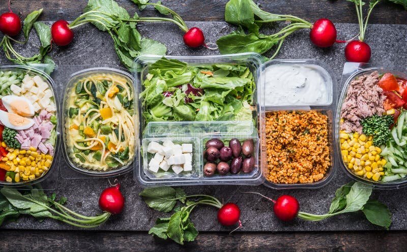 Variedade de saladas de dieta limpas no pacote plástico e na fita de medição verde no fundo rústico, vista superior Alimento limp