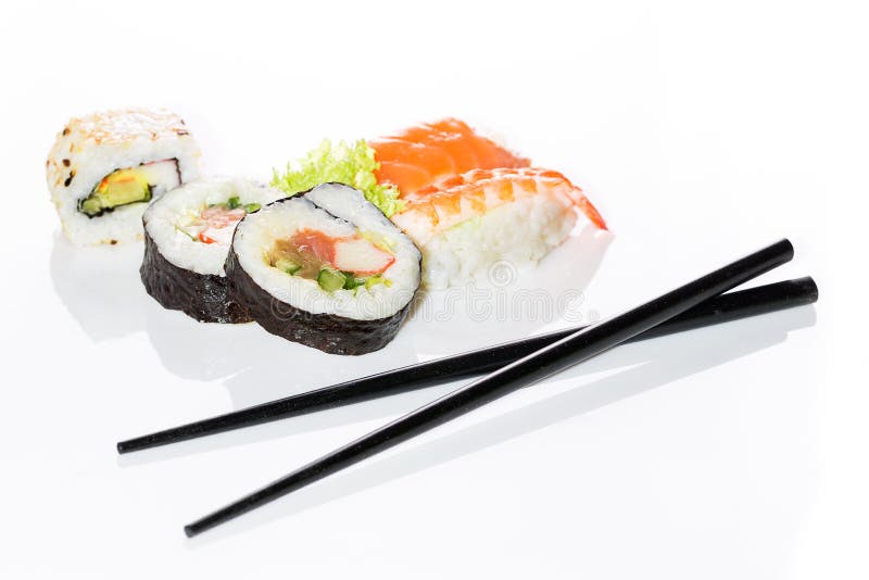 Variedade do sushi no fundo branco fotos de stock Variedade do sushi no fundo branco fotos de stock