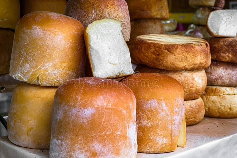 Variedades rumanas tradicionales del queso imágenes de archivo libres de regalías Variedades rumanas tradicionales del queso imágenes de archivo libres de regalías