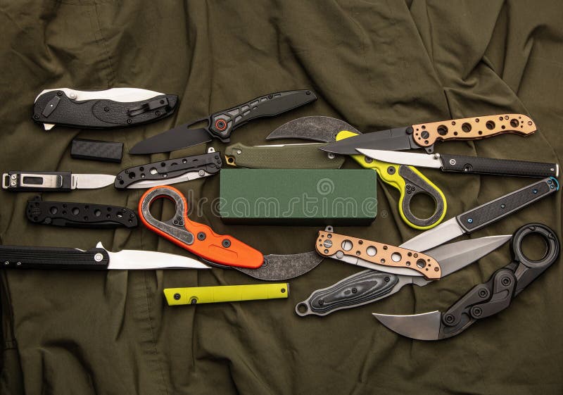 https://thumbs.dreamstime.com/b/variety-folding-pocket-knives-lie-khaki-fabric-versatile-tool-self-defense-237571933.jpg