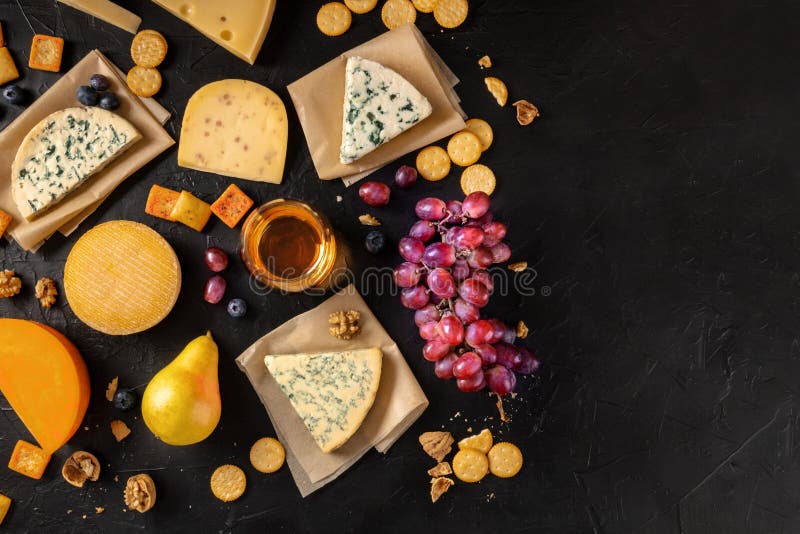 Varietà di formaggio. molti formaggi diversi con vino e frutta fotografie stock libere da diritti