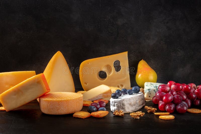 Varietà di formaggio. molti formaggi diversi una vista laterale su fondo nero immagine stock libera da diritti