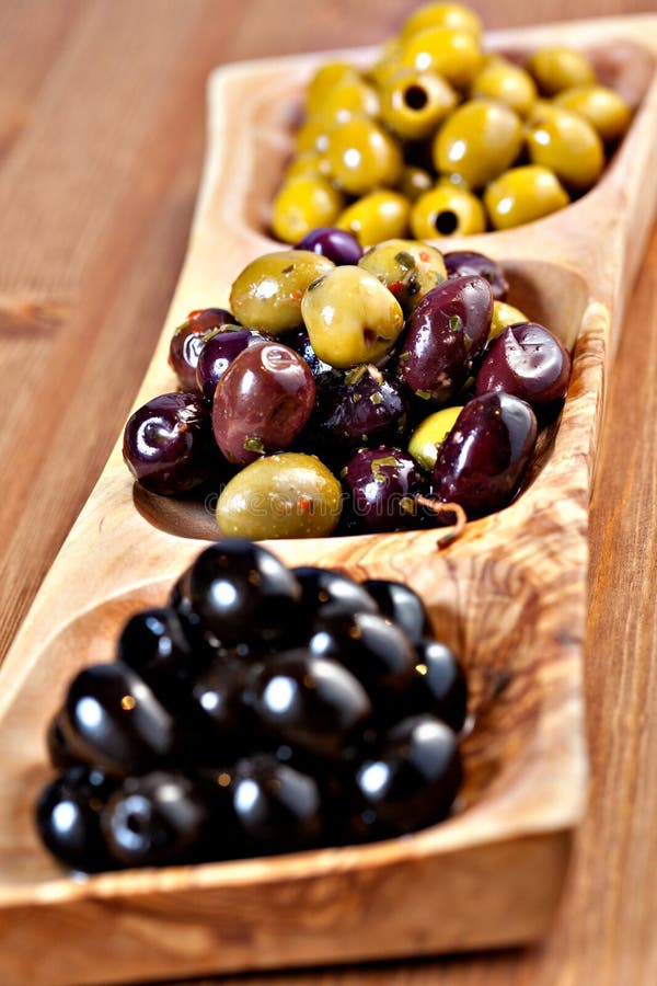 Varietà di olive marinate verdi, nere e miste fotografia stock Varietà di olive marinate verdi, nere e miste fotografia stock