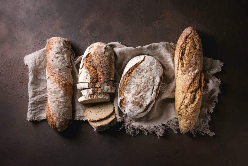 Varietà di pane dell'artigiano immagine stock libera da diritti Varietà di pane dell'artigiano immagine stock libera da diritti