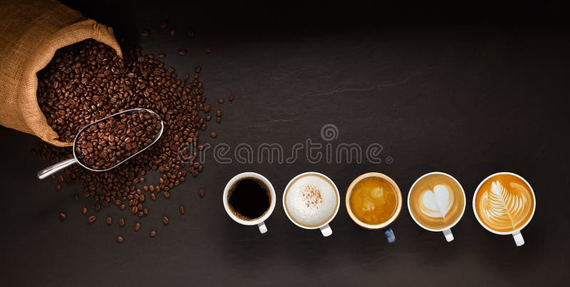 Varietà di tazze di caffè e fagioli di caffè nel sacco a pelo su fondo nero