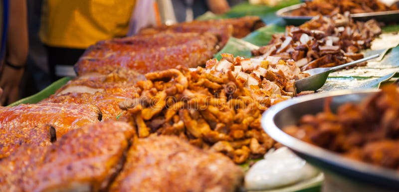 Varietăți de alimente tradiționale din Asia Asiatică delicioase de stradă crocante delicioase carne de porc prăjită pe piața alime stock photo