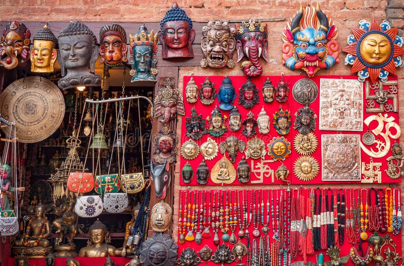 Variopinto ha scolpito le maschere e gli artigianato di legno sul mercato tradizionale nel distretto di Thamel di Kathmandu, Nepa fotografia stock libera da diritti Variopinto ha scolpito le maschere e gli artigianato di legno sul mercato tradizionale nel distretto di Thamel di Kathmandu, Nepa fotografia stock libera da diritti